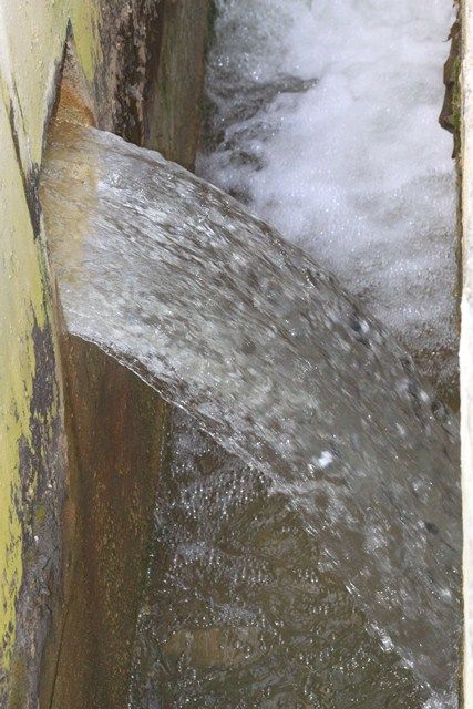 casal substitui rede de agua antiga no bairro da ponta verde